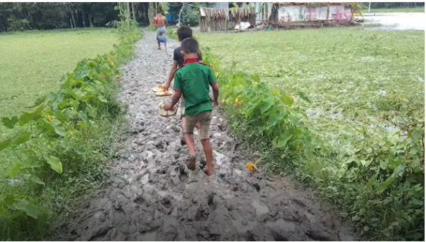 ভোলায় ৩০ বছরেও এই রাস্তায় পড়েনি একমুঠো মাটি