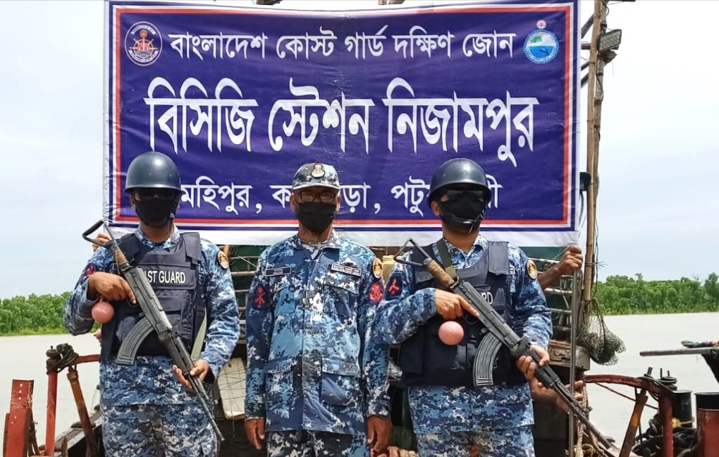 কলাপাড়ায় কোস্টগার্ডের অভিযান,তিনটি অবৈধ ট্রলিং বোট জব্দ