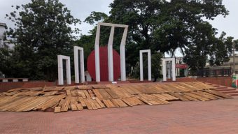 বরিশাল কেন্দ্রীয় শহীদ মিনারের বেদিতে কাঠ শুকানো-গণসংহতি নেতাদের ক্ষোভ