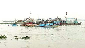 মেঘনায় জাহাজের ধাক্কায় মালবোঝাই জাহাজডুবি