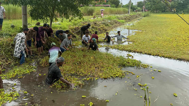 পুকুর সংস্কার করলো বরিশাল বিশ্ববিদ্যালয় ছাত্রদল