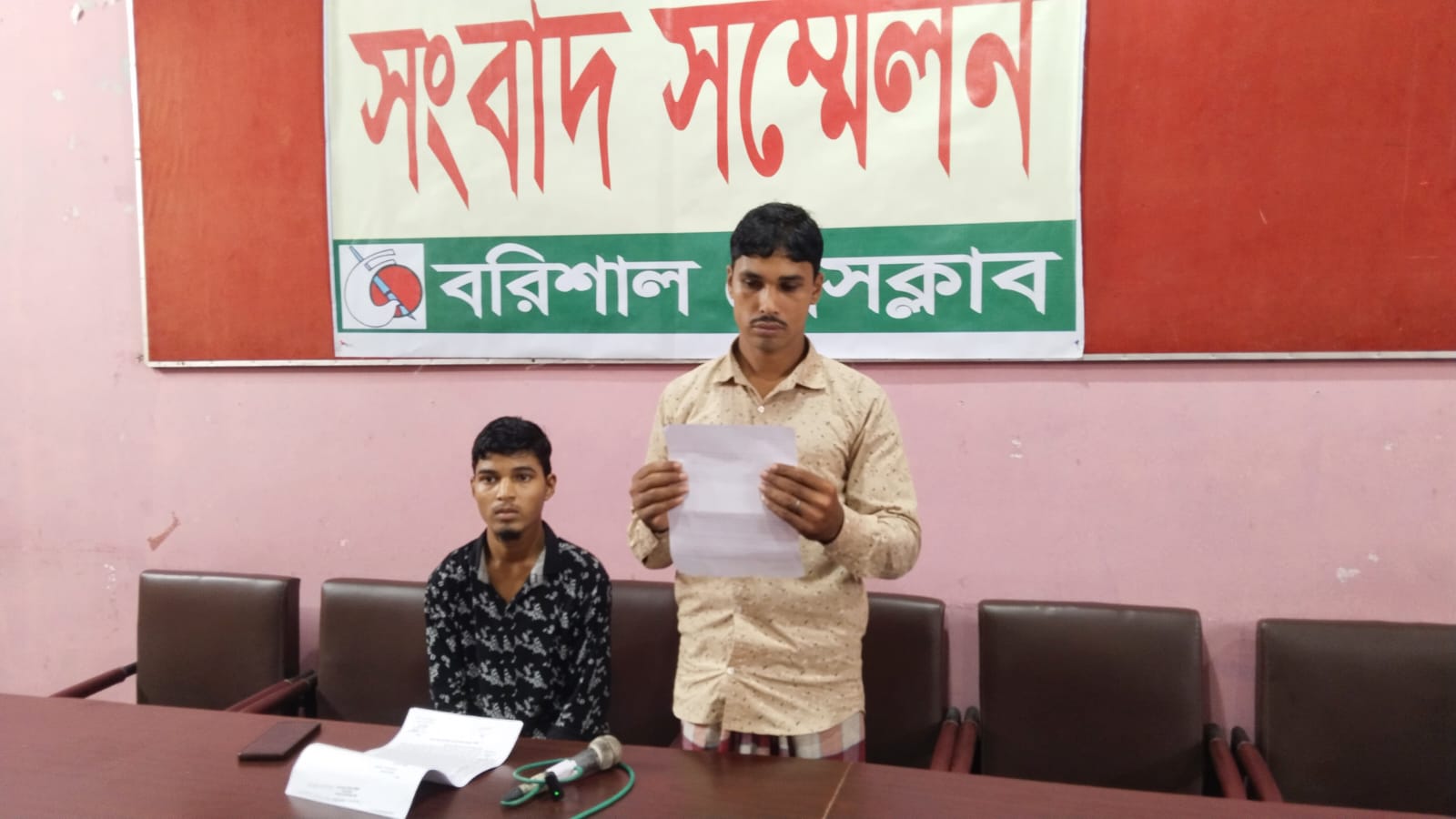 ঝালকাঠিতে আদালতের বারান্দায় নৃশংস হামলা, বিচার চেয়ে কাঁদলো ভুক্তভোগী পরিবার