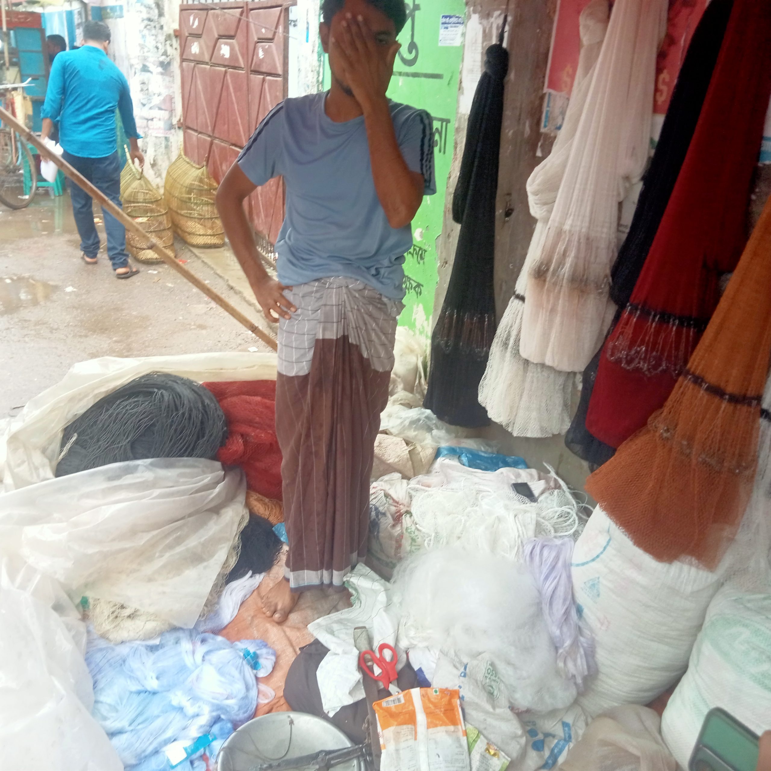 বরিশালে দেশীয় মাছ ধ্বংস করছে চায়না দুয়ারী জাল