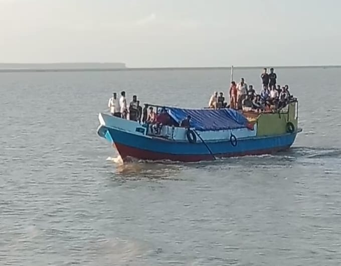 মনপুরা-তজুমুদ্দিন নৌরুটে ৭ দিন ধরে বন্ধ যাত্রীবাহি সি-ট্রাক