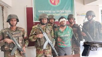 বরিশালে পিস্তলসহ আটক ছিনতাইকারীকে গণধোলাই