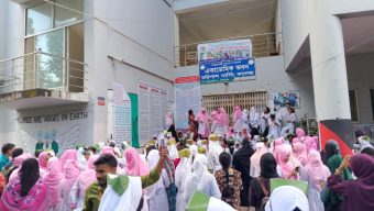 বিভিন্ন দাবিতে বিক্ষোভ করছেন বরিশাল নার্সিং কলেজের শিক্ষার্থীরা