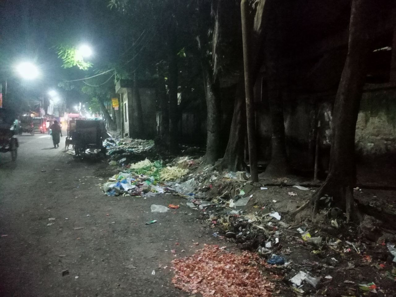 বরিশালে জেলখানার মোড় ও নাজীর পোলের মাঝে দুর্গন্ধ, ময়লা ফেলার কারণে ভোগান্তি