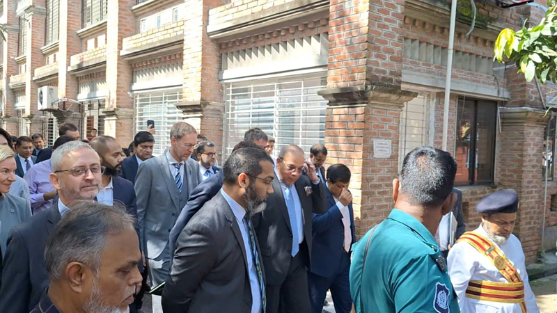 বরিশালে ইউএনডিপির প্রতিনিধি দল নিয়ে আদালত পরিদর্শনে প্রধান বিচারপতি