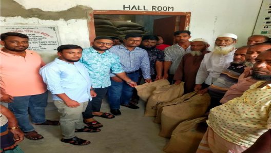 চরফ্যাশনে আহম্মদপুর জেলেদের চাল বিতরণ