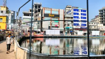 বরিশালে গ্রিল-নেটে বন্দি হচ্ছে ঐতিহ্যবাহী বিবির পুকুর