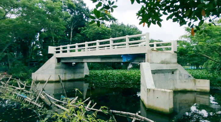 বরিশালে কোটি টাকার ব্রিজের নির্মাণ কাজ দুই বছরেও শেষ হয়নি