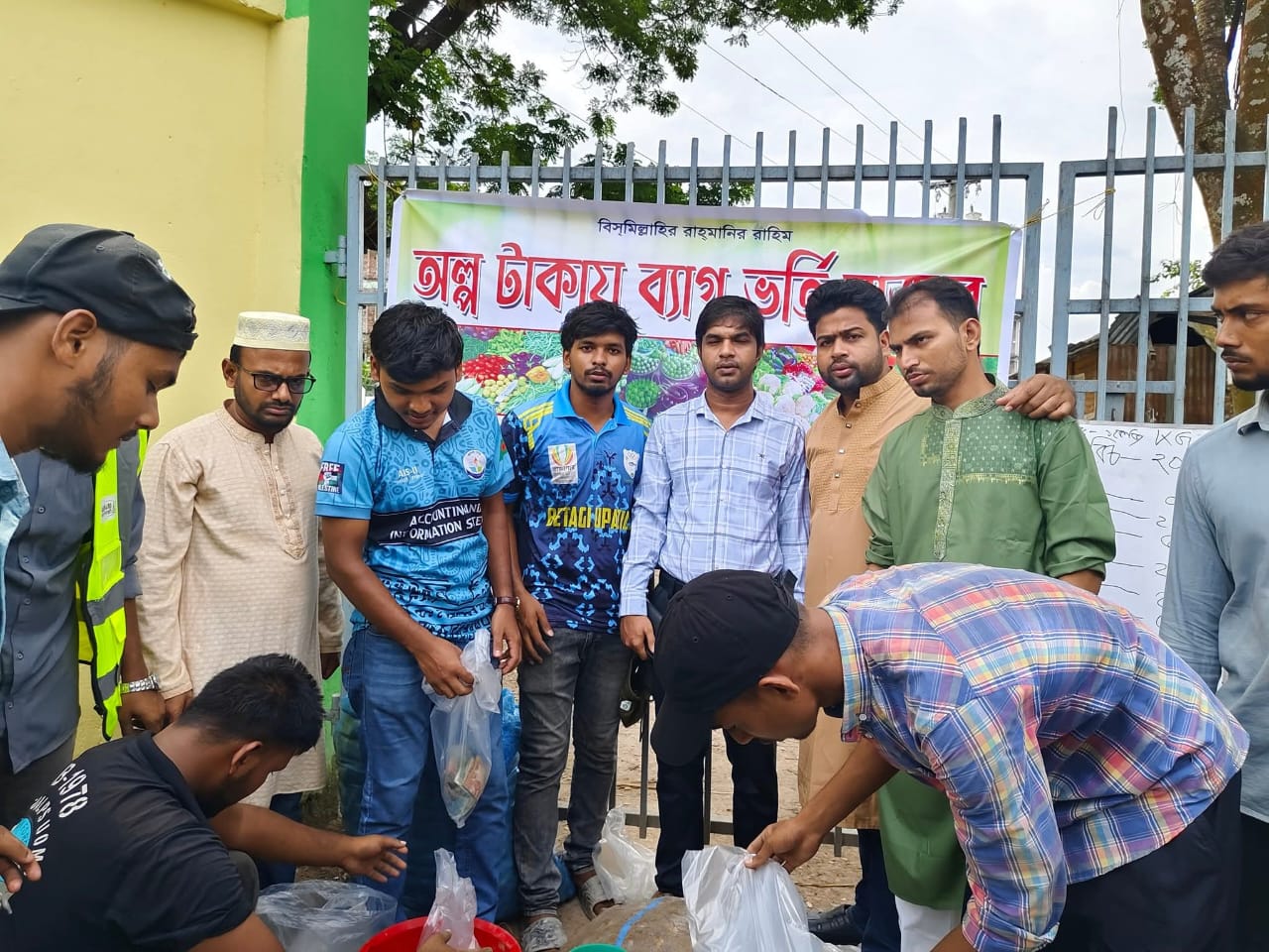 অল্প দামে ব্যাগ ভর্তি সবজি বাজার, ক্রেতাদের মাঝে আনন্দের ঢেউ