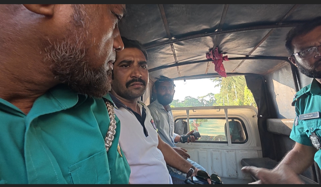 বরিশালে সাংবাদিকদের অ্যাকশন কমিটির অ্যাকশন শুরু, দুই চাঁদাবাজকে পুলিশে সোর্পদ