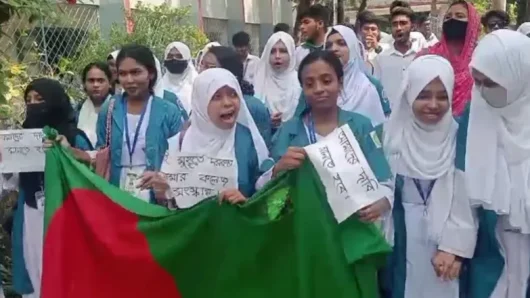 বরিশালে শিক্ষার্থীদের ১১ দফা দাবিতে বিক্ষোভ ও সড়ক অবরোধ
