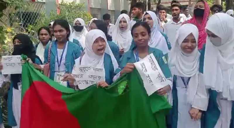বরিশালে শিক্ষার্থীদের ১১ দফা দাবিতে বিক্ষোভ ও সড়ক অবরোধ