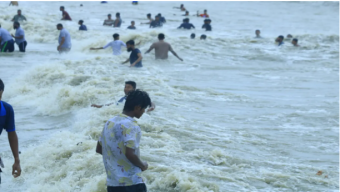 বৈরী আবহাওয়াতেও কুয়াকাটায় পর্যটকদের বাঁধভাঙা উল্লাস