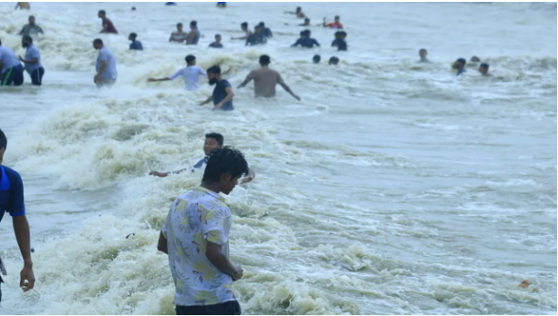 বৈরী আবহাওয়াতেও কুয়াকাটায় পর্যটকদের বাঁধভাঙা উল্লাস
