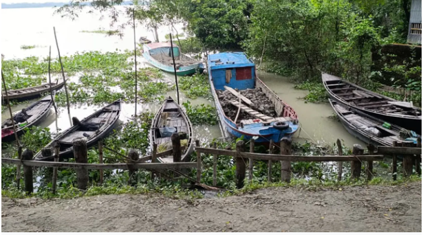 নিষেধাজ্ঞার সময়ে ইলিশ শিকারে জেলেদের ‘গোপন’ প্রস্তুতি