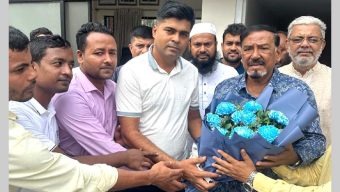 ফুলেল শুভেচ্ছায় সিক্ত মেজর অব. হাফিজ উদ্দিন