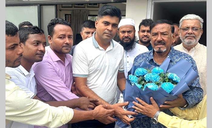 ফুলেল শুভেচ্ছায় সিক্ত মেজর অব. হাফিজ উদ্দিন