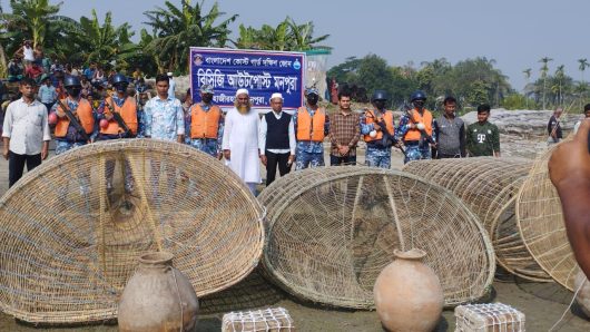 মনপুরার মেঘনায় যৌথ অভিযানে নিষিদ্ধ চাই ও মটকা জব্দ