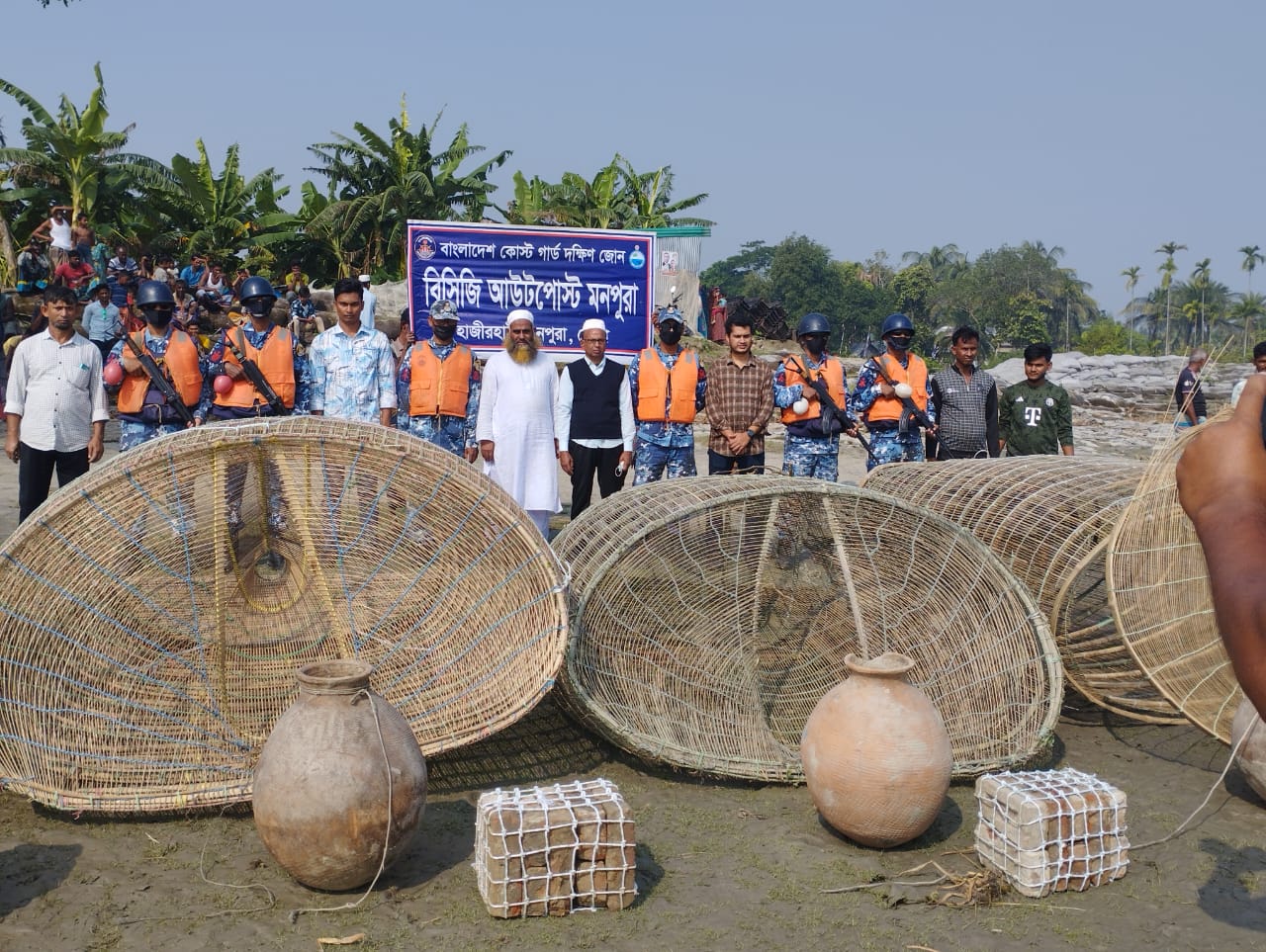 মনপুরার মেঘনায় যৌথ অভিযানে নিষিদ্ধ চাই ও মটকা জব্দ