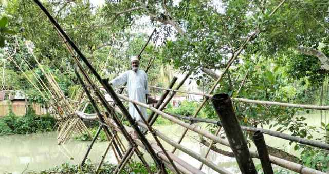 বরিশালে ৫ গ্রামের মানুষের ভরসা একটি বাঁশের সাঁকো