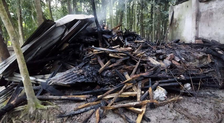 মেহেন্দীগঞ্জে জামায়াত নেতার বাড়িতে আগুন