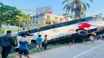 বরিশালে সাকুরা পরিবহন নিয়ন্ত্রণ হারিয়ে খাদে আহত ১৪