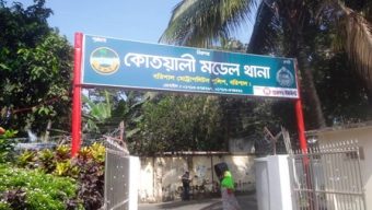 বরিশালে আসামী ছিনিয়ে নিতে পুলিশের উপর ছাত্রদল নেতার হামলা!