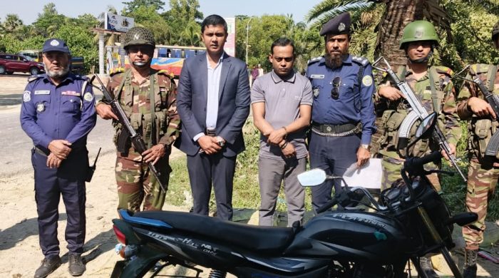 মহিপুরে যৌথ চেকপোস্ট অভিযানে ইয়াবাসহ মাদক কারবারি আটক