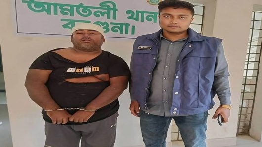 আমতলীতে পুলিশের ধাওয়া খেয়ে লোকালয়ে ডাকাত: জনতার হাতে আটক ১