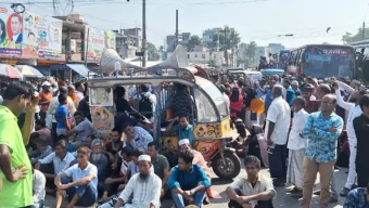 বরিশাল-পটুয়াখালী সড়ক অবরোধ শ্রমিকদের
