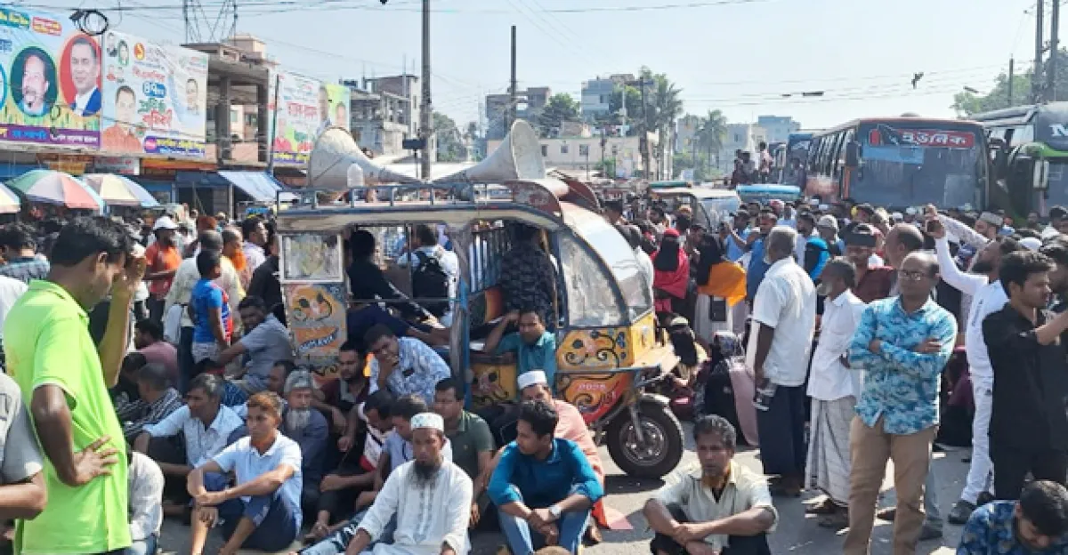 বরিশাল-পটুয়াখালী সড়ক অবরোধ শ্রমিকদের