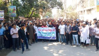 বরিশালে শ্রমিকদের পাল্টাপাল্টি অবস্থান, সড়ক অবরোধ
