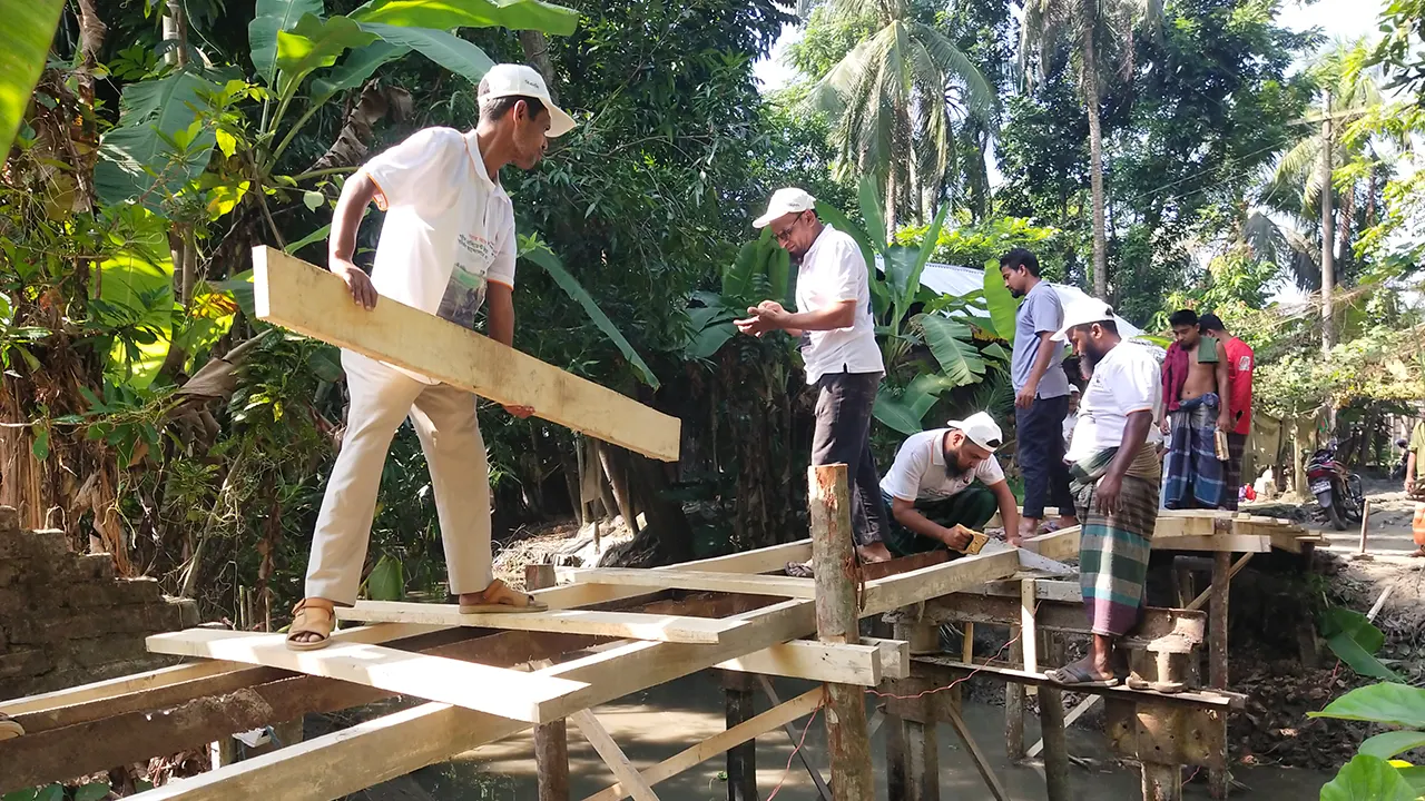 নেছারাবাদে স্বেচ্ছাশ্রমে ৩০ সেতু সংস্কার, প্রশংসায় ভাসছে ‘অদম্য যুবসমাজ’