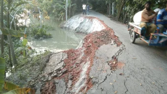 বরিশালে নদীগর্ভে বিলীন সড়ক, ৩ জেলার যোগাযোগে দুর্ভোগ