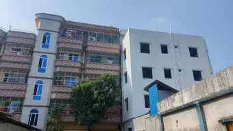 বরিশালে ভূমিকম্পে এক ভবনে হেলে গেল আরেকটি ভবন