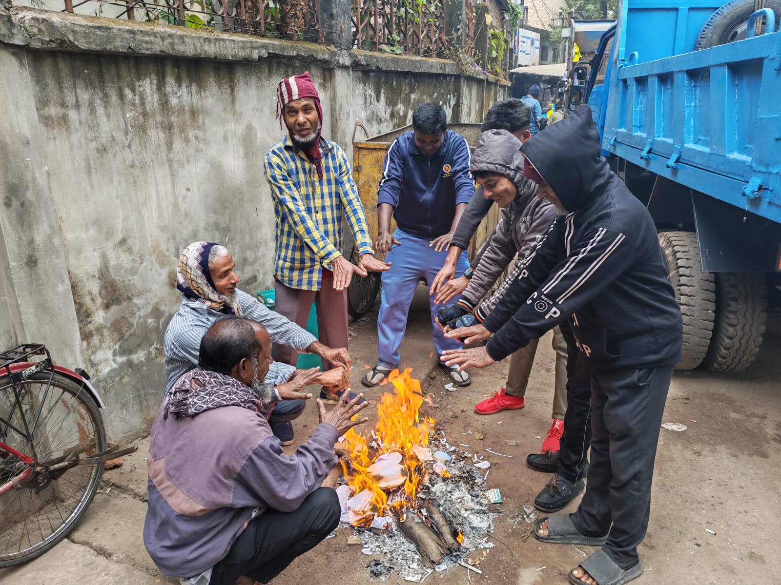 বরিশালে হাড়কাঁপানো শীতে স্থবির জনজীবন