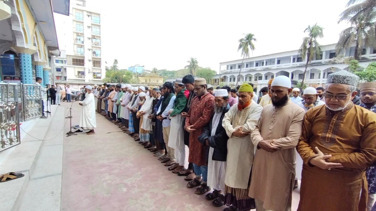 হাদির হত্যাকারীদের গ্রেফতারের দাবিতে ঝালকাঠিতে বিক্ষোভ ও মহাসড়ক অবরোধ