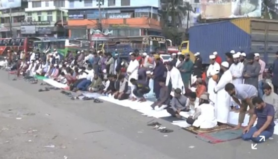 হাদির মৃত্যুতে বরিশালজুড়ে বিক্ষোভ