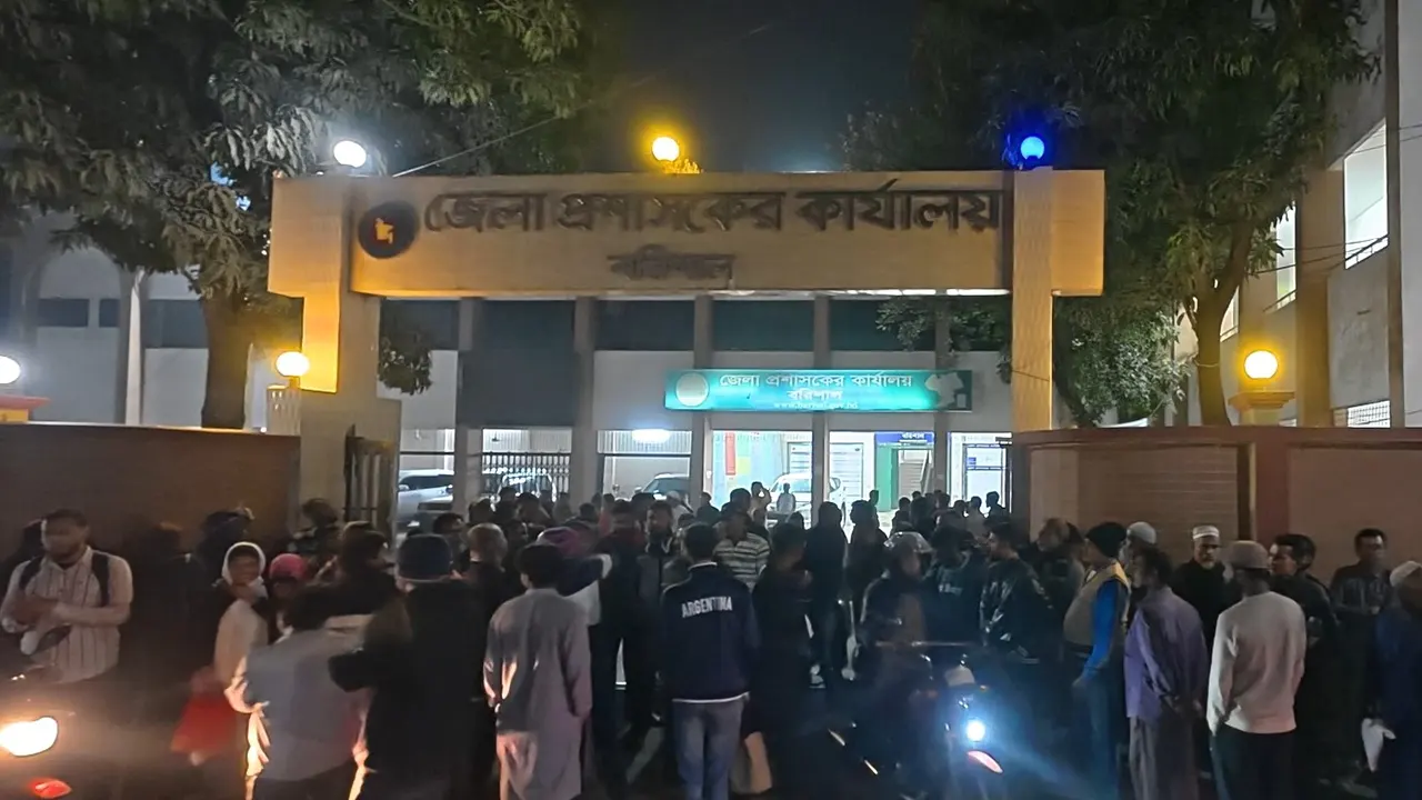 বরিশালে বাস ভাঙচুর, ডিসি কার্যালয়ে বিক্ষোভ