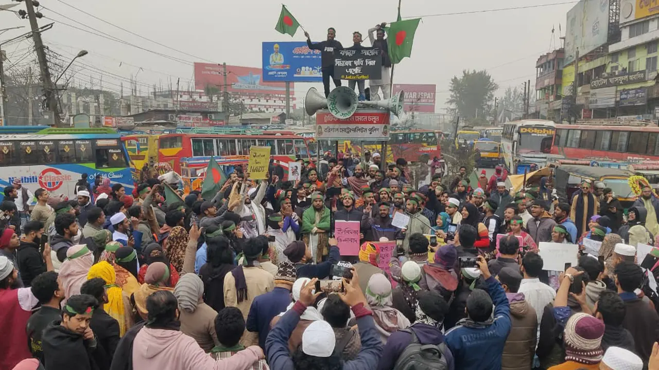 হাদির হত্যাকারীদের গ্রেপ্তার দাবিতে বরিশাল-ঢাকা মহাসড়ক অবরোধ