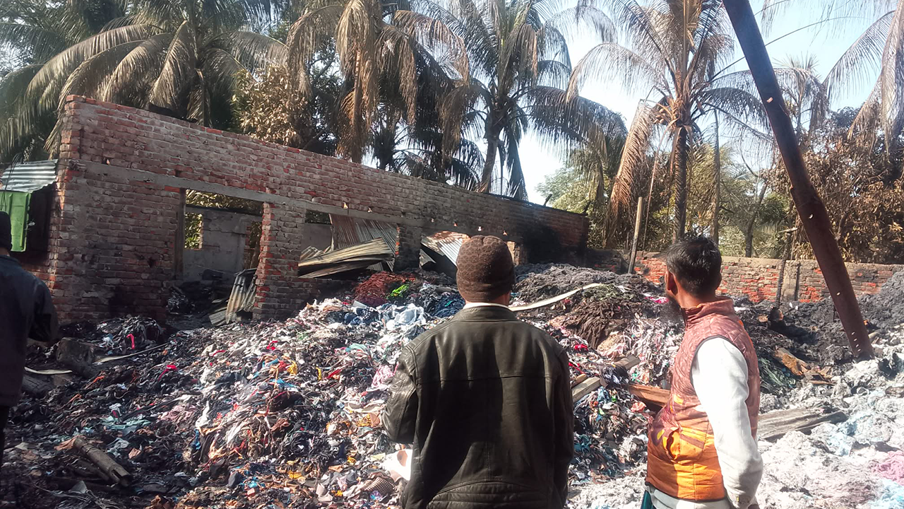 আমতলীতে তুলার মিলে ভয়াবহ অগ্নিকাণ্ড