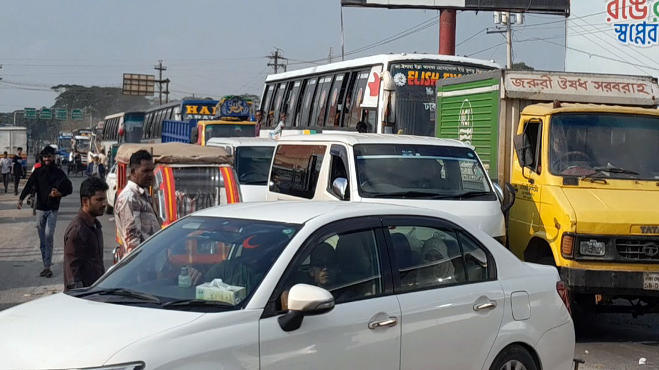 ঢাকা-বরিশাল মহাসড়ক এক ঘণ্টা অবরোধ