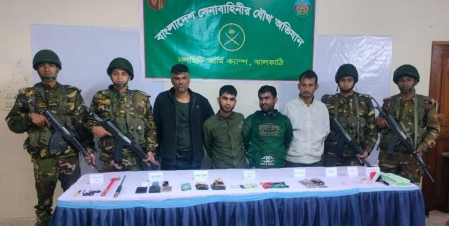 ঝালকাঠিতে যৌথবাহিনীর অভিযানে আটক ৪, মাদক-নগদ টাকা উদ্ধার