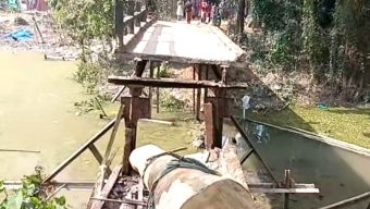 বরিশালে খালে ধসে পড়ল লোহার সেতু, যোগাযোগ বিচ্ছিন্ন