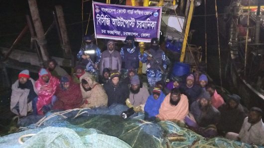 চরফ্যাশনে কোস্ট গার্ডের অভিযানে অবৈধ আর্টিসানাল ট্রলিং বোট ও জালসহ ২০ জন জেলে আটক