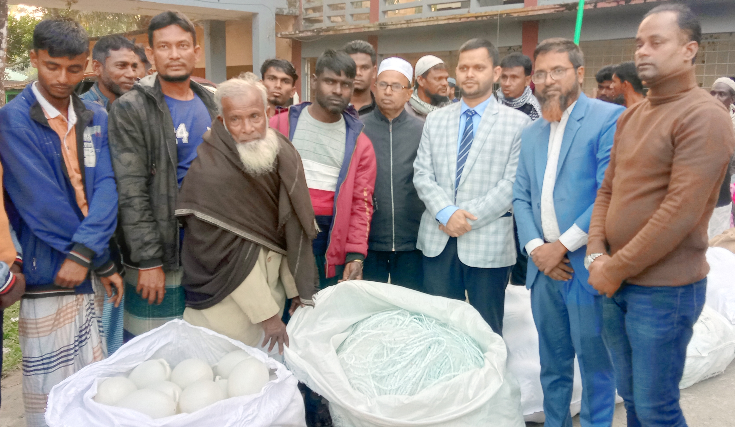 তজুমদ্দিনে জেলেদের মাঝে মৎস্য আহরণের উপকরণ বিতরণ