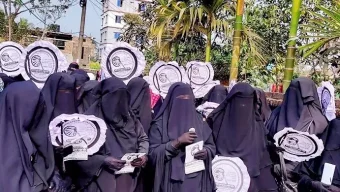 বরিশালে হাতপাখার প্রচারণায় নারী কর্মীরা